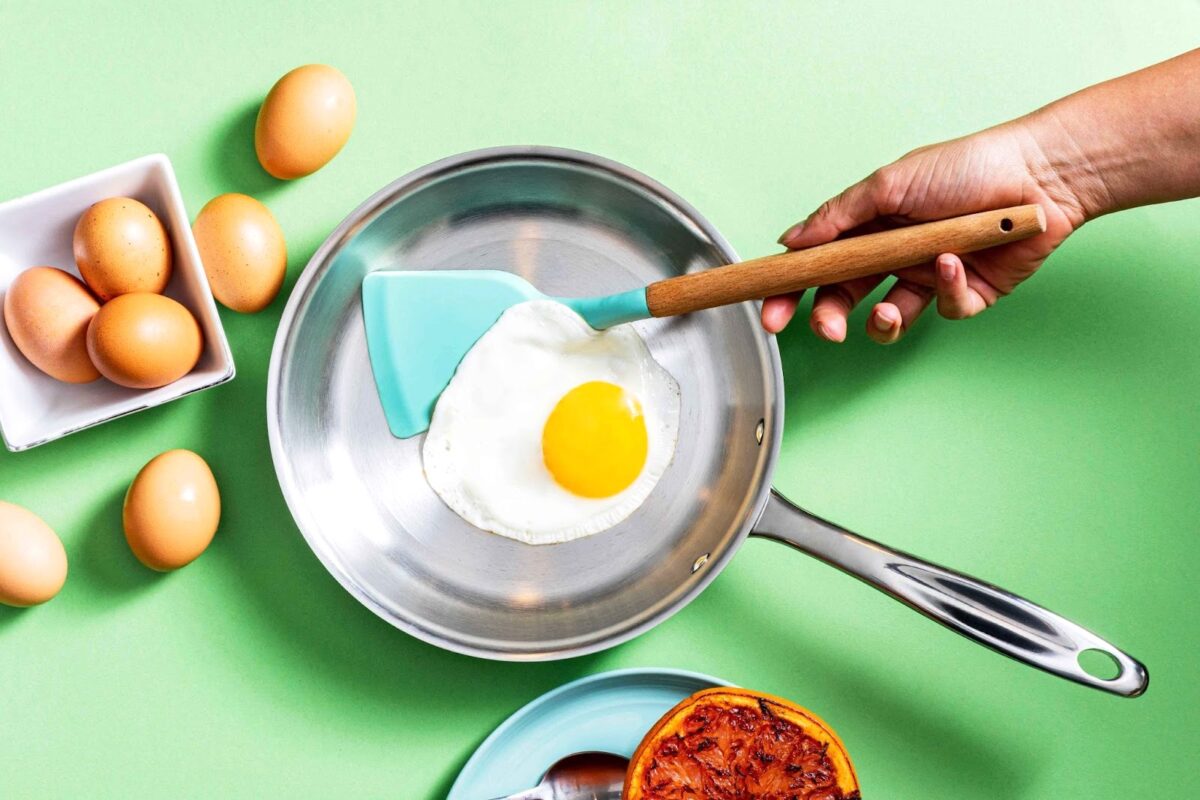 360 cookware frying pan with egg