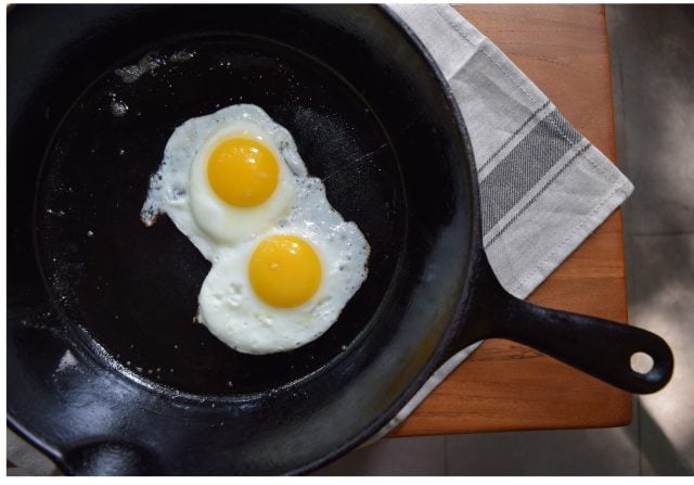 cast iron non-stick pan with fried egg